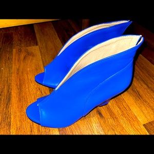 Size 39 (8) bright blue peep toe slide on wedges